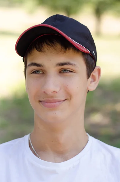 Nahaufnahme Porträt eines niedlichen Teenagers mit Baseballmütze. — Stockfoto