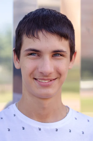 Close up retrato de um jovem sorrindo bonito adolescente com olho azul . — Fotografia de Stock