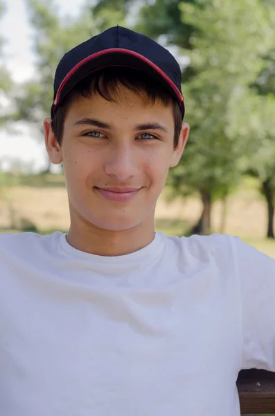 Close up retrato de um adolescente bonito em um boné de beisebol . — Fotografia de Stock