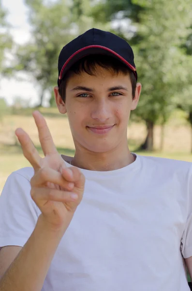 Portret ładny nastolatek w czapkę z daszkiem z bliska. — Zdjęcie stockowe
