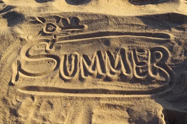 Wort "Sommer" handgeschrieben im Sand, Draufsicht. — Stockfoto