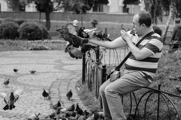 KIEV, UKRAINE - JUNE 8, 2016:  Man photographs sitting on his ar — Stock Photo, Image