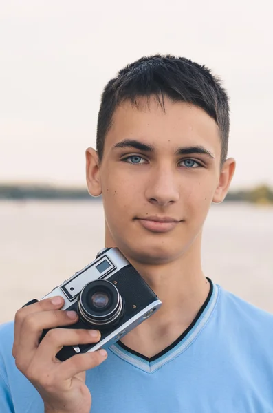 Bonito menino adolescente com vintage telêmetro câmera . — Fotografia de Stock