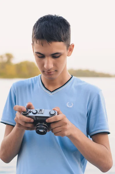 Lindo chico adolescente con vintage telémetro cámara . —  Fotos de Stock