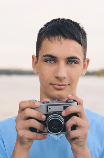 Bonito menino adolescente com vintage telêmetro câmera . — Fotografia de Stock