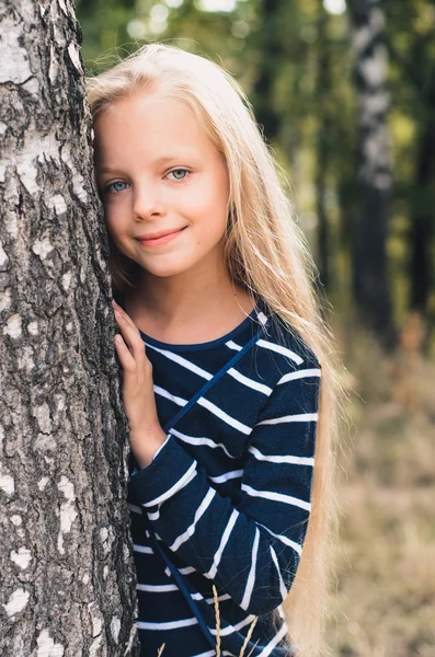 Linda niña retrato cerca de abedul árbol . —  Fotos de Stock