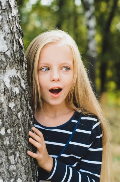 Sevimli sarışın küçük kız portre ağaç huş yakınındaki. — Stok fotoğraf