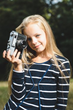 Vintage rangefinder fotoğraf makinesi ile sevimli küçük kız.