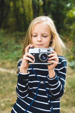 Vintage rangefinder fotoğraf makinesi ile sevimli küçük kız.