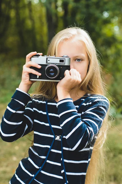 Schattig klein meisje met een vintage meetzoeker camera. — Stockfoto