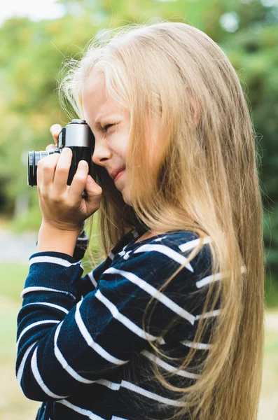 Schattig klein meisje met een vintage meetzoeker camera. — Stockfoto