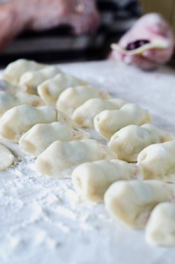 Kiraz ile köfte yemek. Pierogi kiraz ile. 