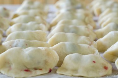 Kiraz ile köfte yemek. Pierogi kiraz ile. 