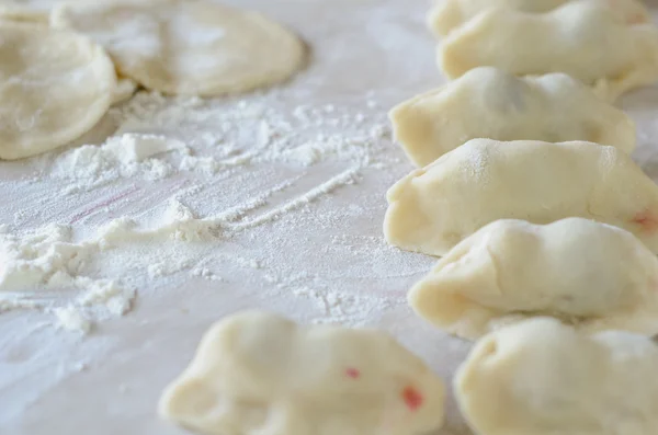 Gnocchi di cottura con ciliegie. Pierogi con ciliegia . — Foto Stock