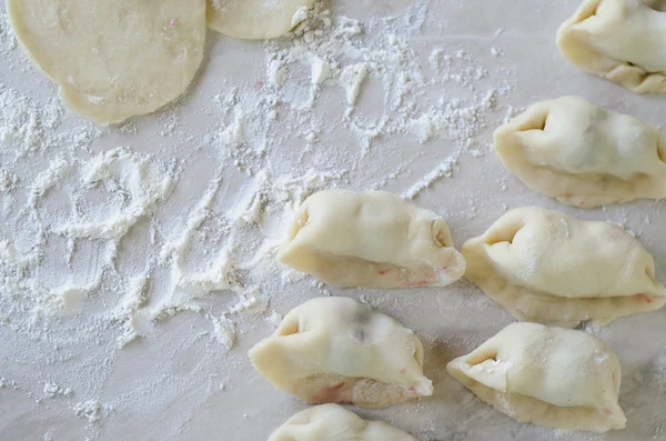 Gnocchi di cottura con ciliegie. Pierogi con ciliegia . — Foto Stock