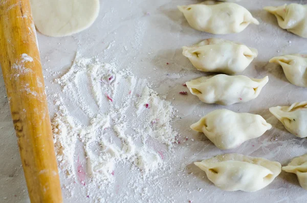 Gnocchi di cottura con ciliegie. Pierogi con ciliegia . — Foto Stock