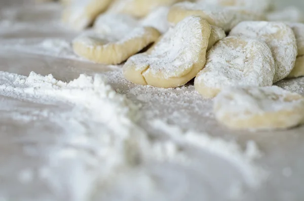 La pasta di taglio a laminazione infarinata. Realizzazione di pierogi con ciliegia . — Foto Stock