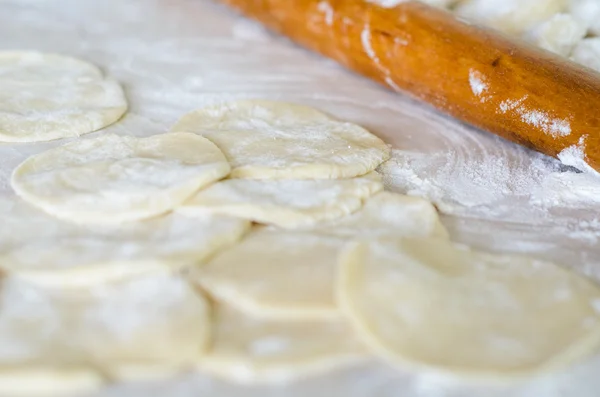 L'impasto rotolato con cerchi e mattarello . — Foto Stock