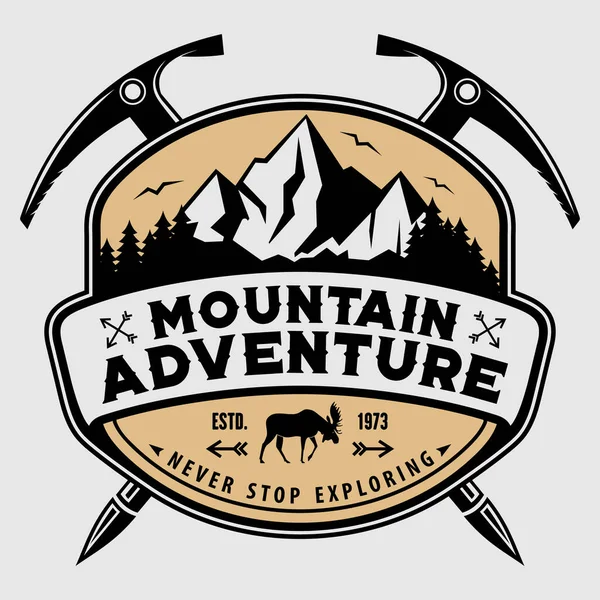 Montanha Aventura rótulo vintage, crachá, logotipo ou emblema. Ilustração vetorial — Vetor de Stock