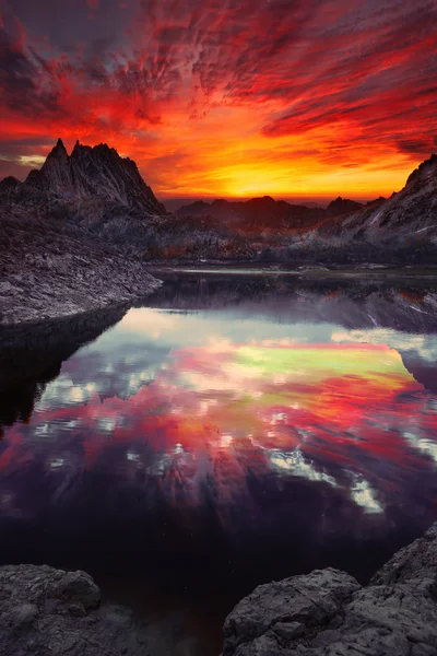 Orangefarbene Wolken bei Sonnenuntergang — Stockfoto