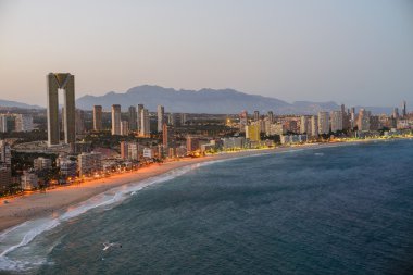 Şehir ışıkları ile gün batımında Benidorm'da şeridinin görünüm