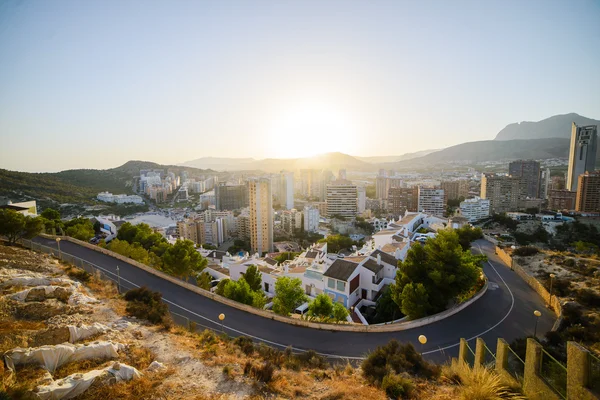 มุมมองของชายฝั่งใน Benidorm ตอนพระอาทิตย์ตก — ภาพถ่ายสต็อก