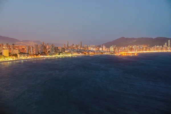 มุมมองกลางคืนของชายฝั่งใน Benidorm พร้อมไฟในเมือง — ภาพถ่ายสต็อก