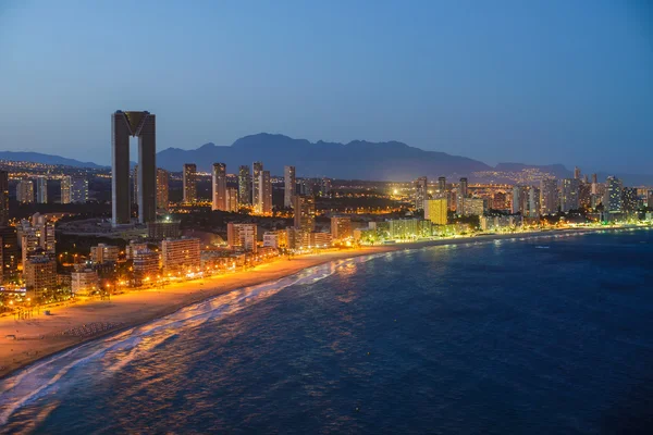 มุมมองกลางคืนของชายฝั่งใน Benidorm พร้อมไฟในเมือง — ภาพถ่ายสต็อก