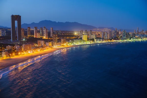 Benidorm'da kıyı şeridi şehir ışıkları ile gece görünümü