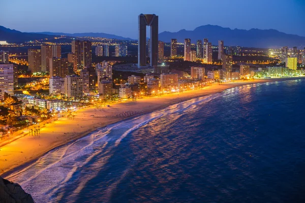 Vista nocturna de la costa de Benidorm con luces de la ciudad —  Fotos de Stock