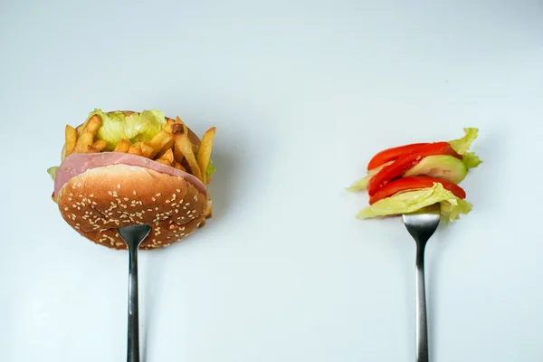 Egészséges, vagy egészségtelen ételek választás — Stock Fotó