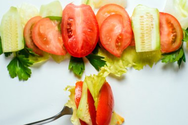 Karışık salata çatalı üzerinde