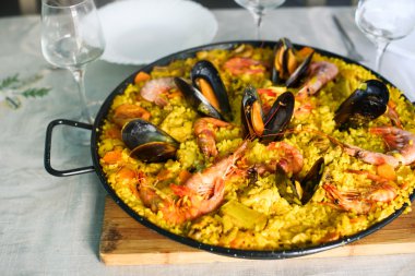 Geleneksel İspanyol yemeği paella karides ve midye ile