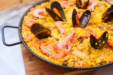 Geleneksel İspanyol yemeği paella karides ve midye ile
