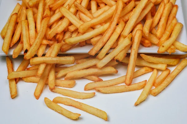Pommes frites på en tallrik — Stockfoto