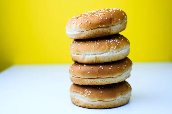 A burger zsemle, fehér és sárga háttér — Stock Fotó