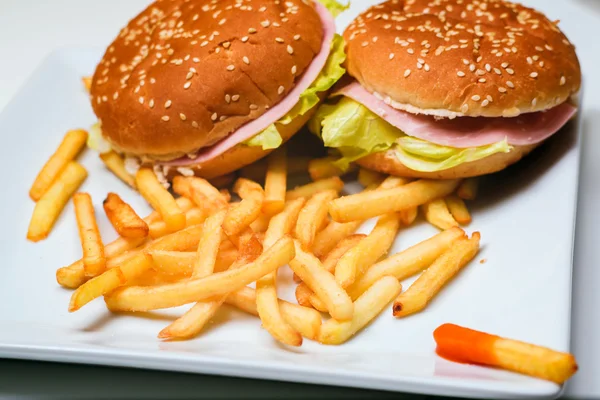 Hamburger és sült krumpli — Stock Fotó
