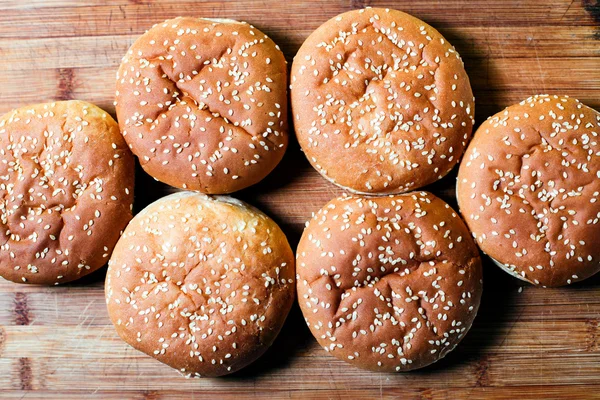 Los bollos de hamburguesa sobre fondo de madera —  Fotos de Stock