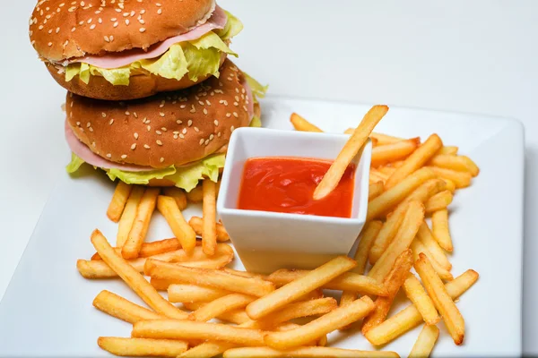 Hambúrguer e batatas fritas — Fotografia de Stock