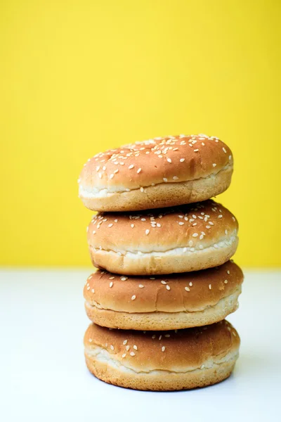 A burger zsemle, fehér és sárga háttér — Stock Fotó