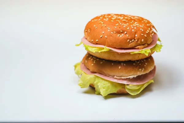 A hamburgerek, a fehér háttér — Stock Fotó