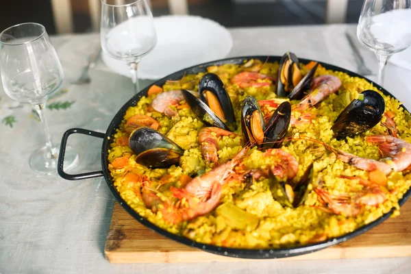 Hagyományos spanyol étel a paella kagyló és garnéla — Stock Fotó