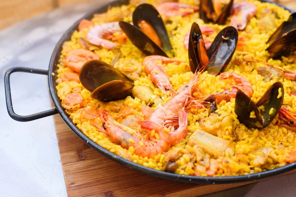 Geleneksel İspanyol yemeği paella karides ve midye ile