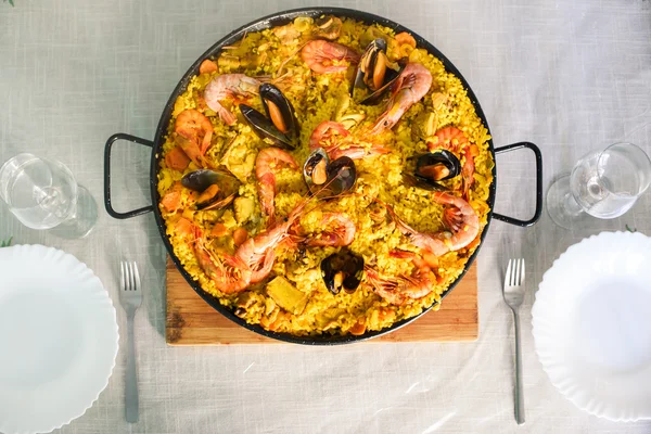 Geleneksel İspanyol yemeği paella karides ve midye ile