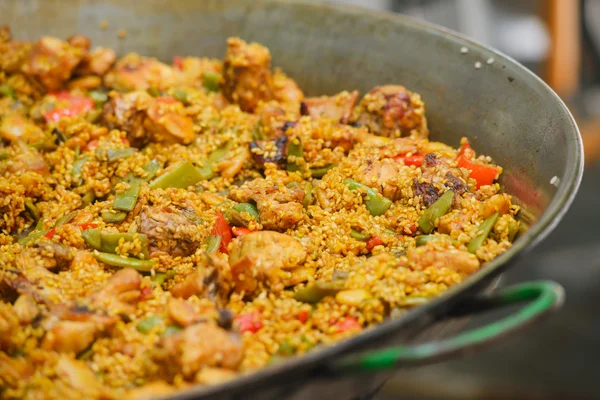 Η paella παραδοσιακό ισπανικό πιάτο με γαρίδες και μύδια — Φωτογραφία Αρχείου