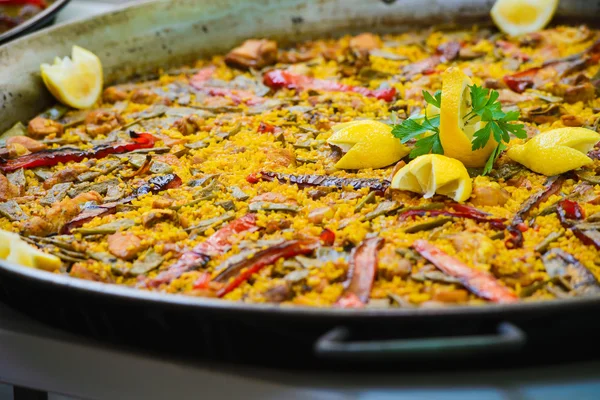Traditional spanish dish paella with prawns and mussels — Stock Photo, Image