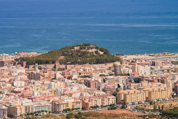 Vista da cidade da montanha Montgo em Denia, Espanha — Fotografia de Stock