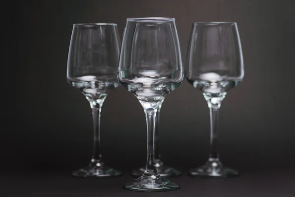 Composizione con bicchieri di vino vuoti su sfondo nero — Foto Stock