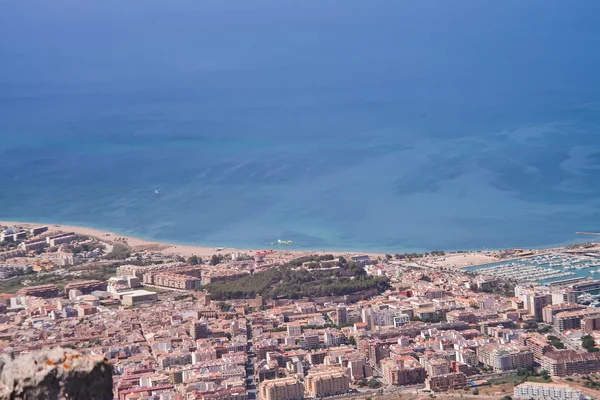 Vista da cidade da montanha Montgo em Denia, Espanha — Fotografia de Stock