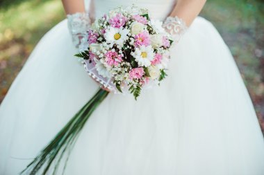 Gelin düğün buket elinde tutan